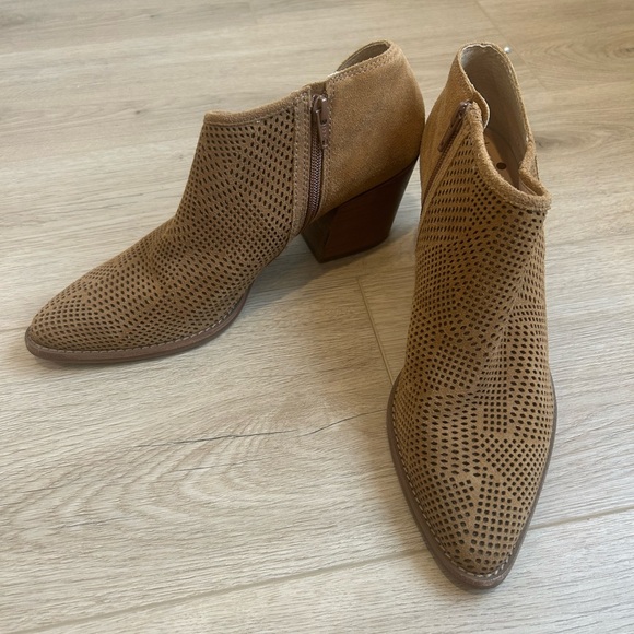 Women’s Lucky Brand Zeshia Tan Bootie Beige Shoe Boot Heel Size 9.5 M - Picture 2 of 9